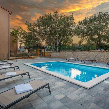 Apartments Cesare With Shared Pool Лижнян Экстерьер фото