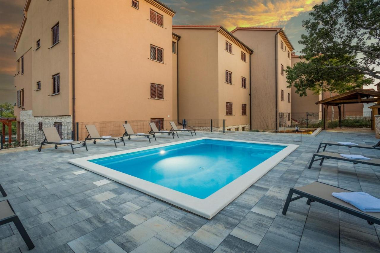 Apartments Cesare With Shared Pool Лижнян Экстерьер фото
