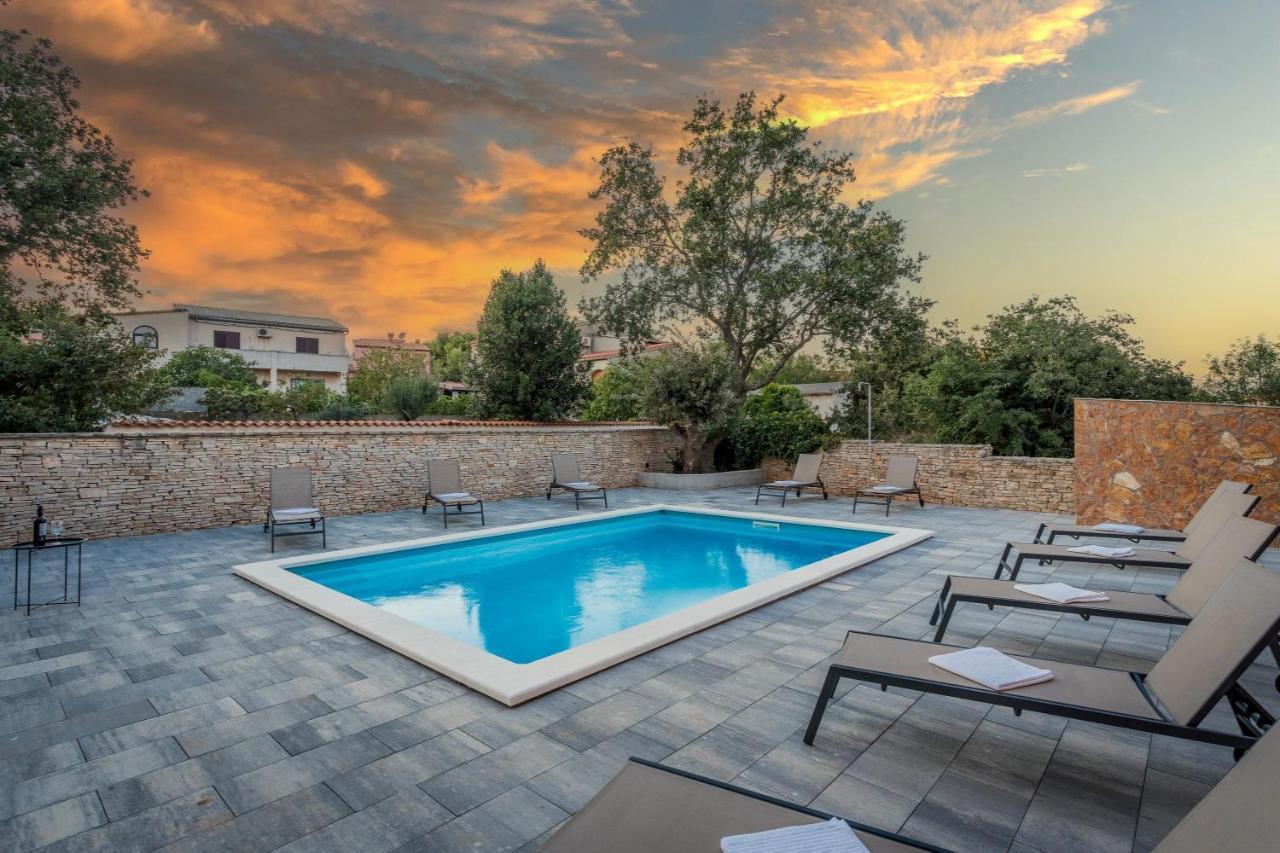 Apartments Cesare With Shared Pool Лижнян Экстерьер фото