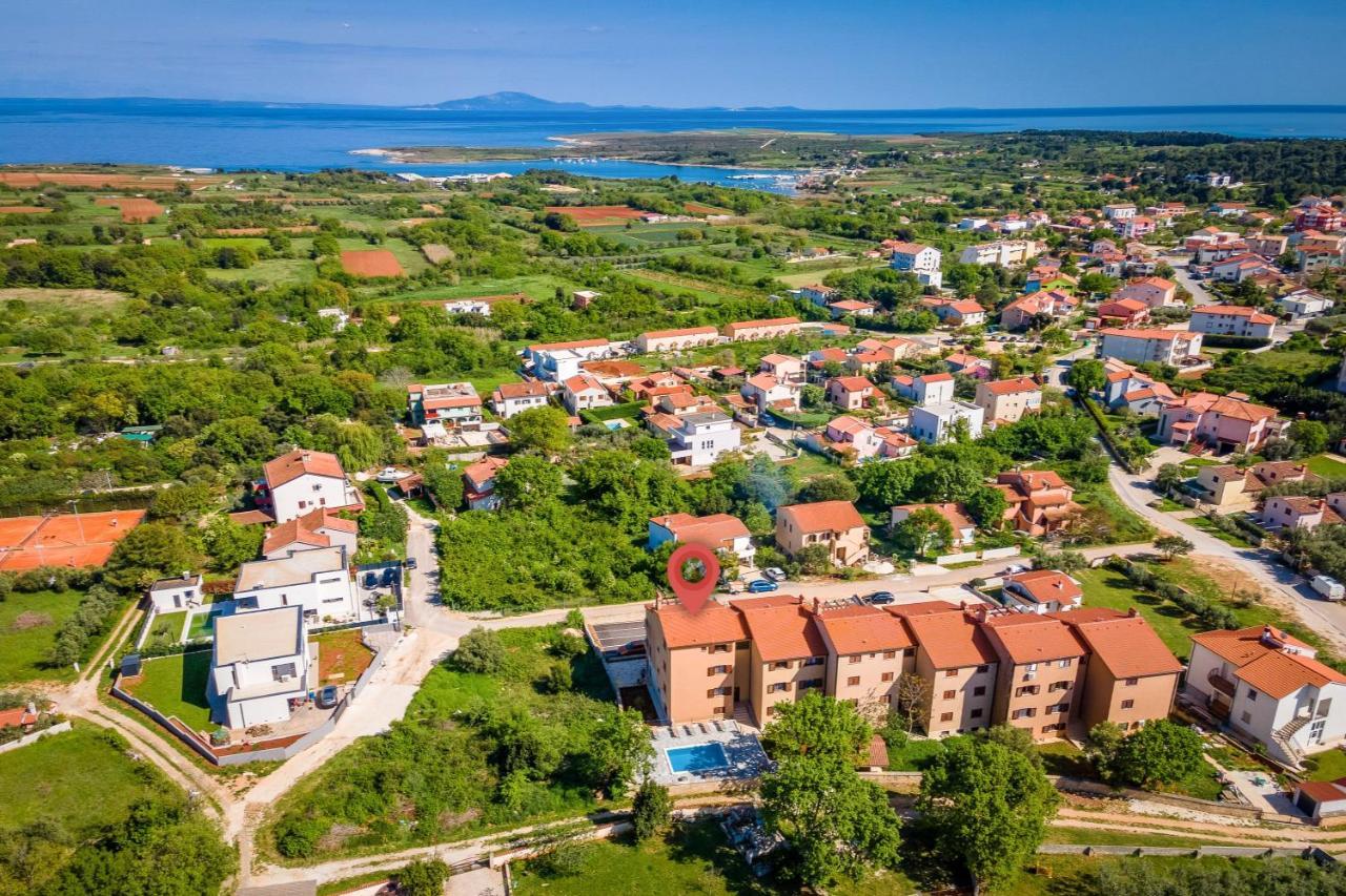 Apartments Cesare With Shared Pool Лижнян Экстерьер фото