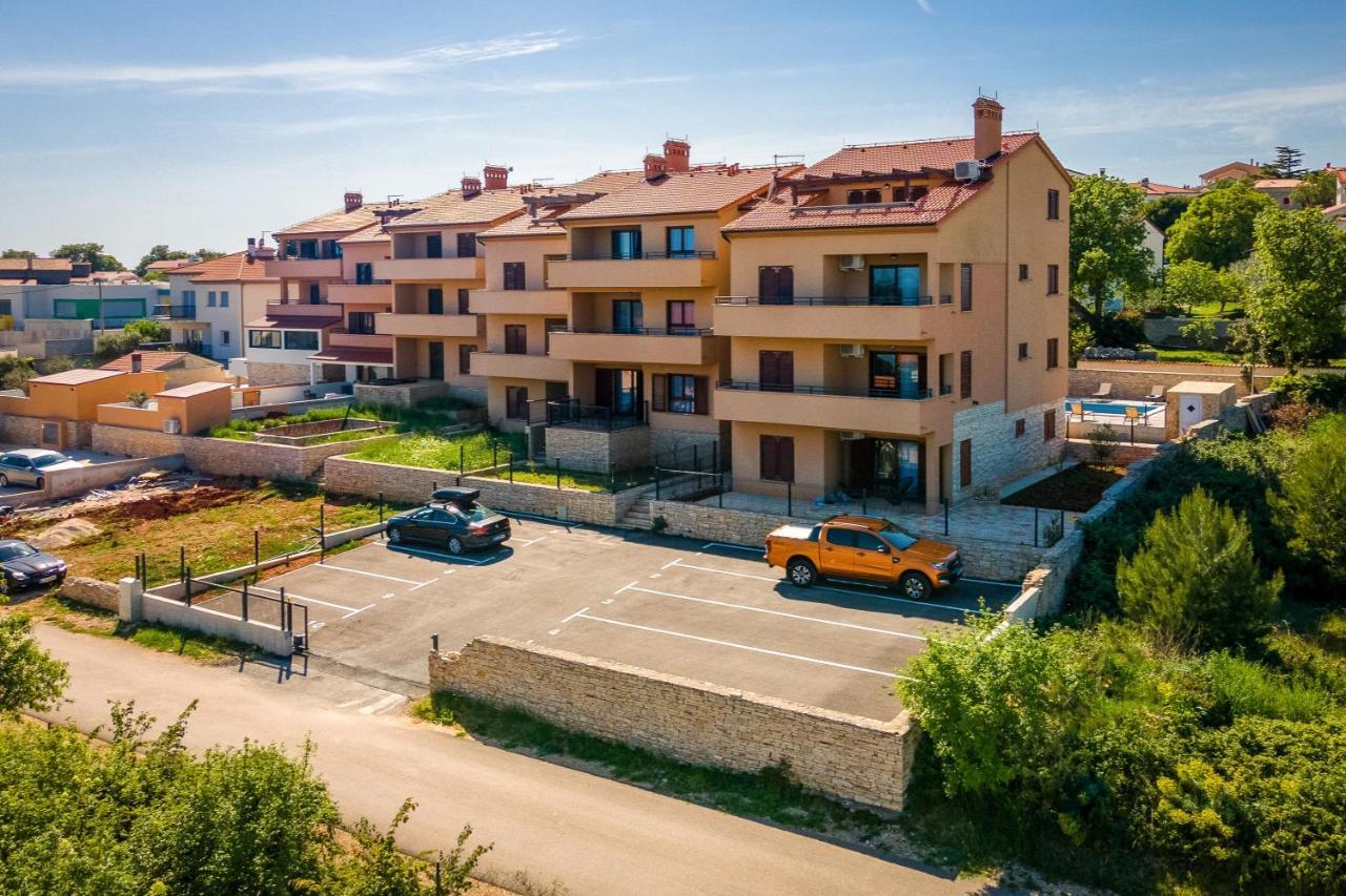Apartments Cesare With Shared Pool Лижнян Экстерьер фото