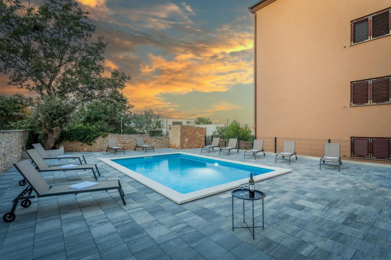Apartments Cesare With Shared Pool Лижнян Экстерьер фото