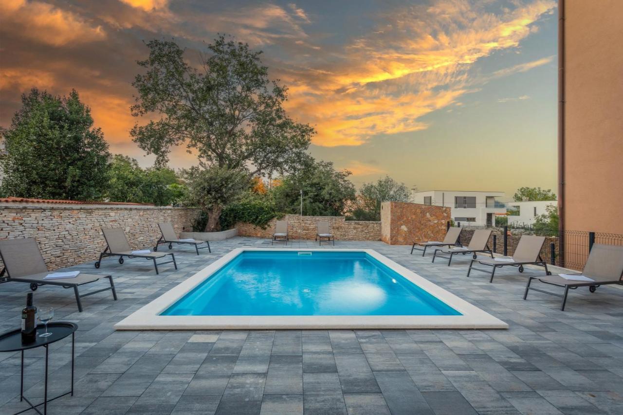 Apartments Cesare With Shared Pool Лижнян Экстерьер фото