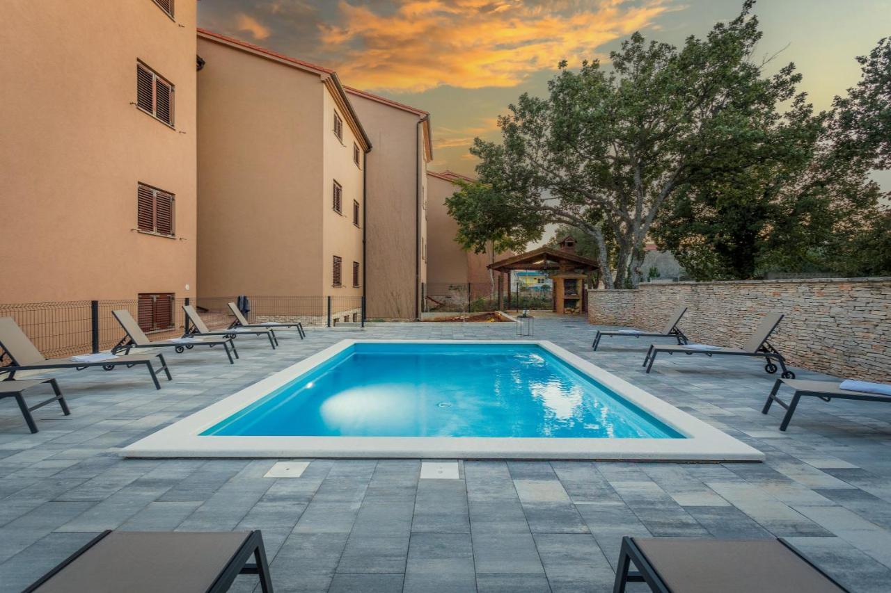 Apartments Cesare With Shared Pool Лижнян Экстерьер фото