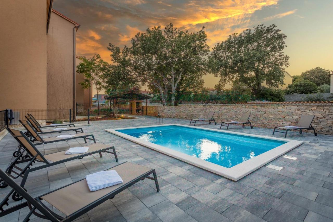 Apartments Cesare With Shared Pool Лижнян Экстерьер фото